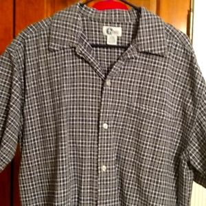 Men's short sleeve button up shirt in large